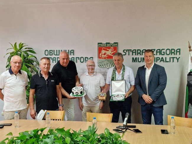 Легендата на футболния Берое Ивко Ганчев получи почетен знак от Община Стара Загора и БФС по случай 60-годишния си юбилей