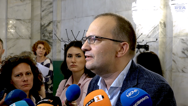 Бухалките върху бизнеса остават, каза Мартин Димитров след приемането на промените в Закона за въвеждане на еврото на второ четене в бюджетната комисия
