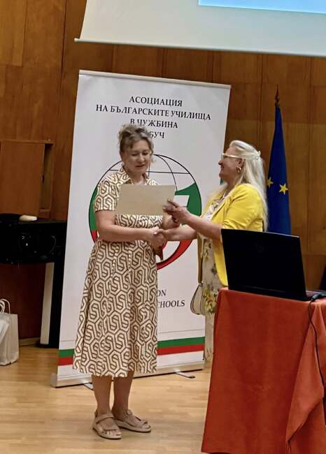Българското училище за роден език в Будапеща получи грамота за цялостен принос към Асоциацията на българските училища в чужбина