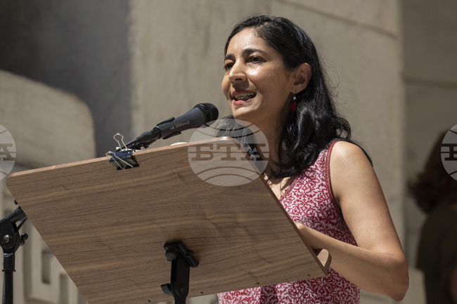 Индийската писателка Киран Десаи, носителка на британската награда „Букър“, отново се състезава за отличието