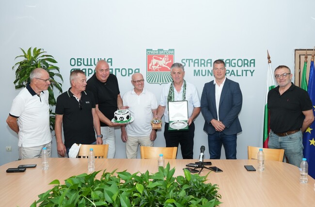 Кметът Живко Тодоров отличи футболната легенда Ивко Ганчев с плакет за заслуги за развитието на футбола в Стара Загора