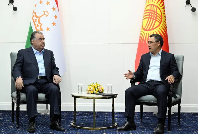 КАБАР: Президентите на Киргизстан и Таджикистан проведоха официална среща 