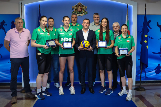 Министърът на спорта Иван Пешев награди световните шампионки по волейбол до 19 години