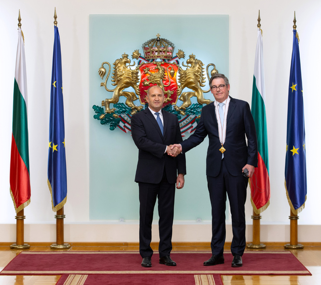 Президентът удостои посланика на Кралство Нидерландия у нас Симон ван дер Бург с орден „Мадарски конник“ първа степен