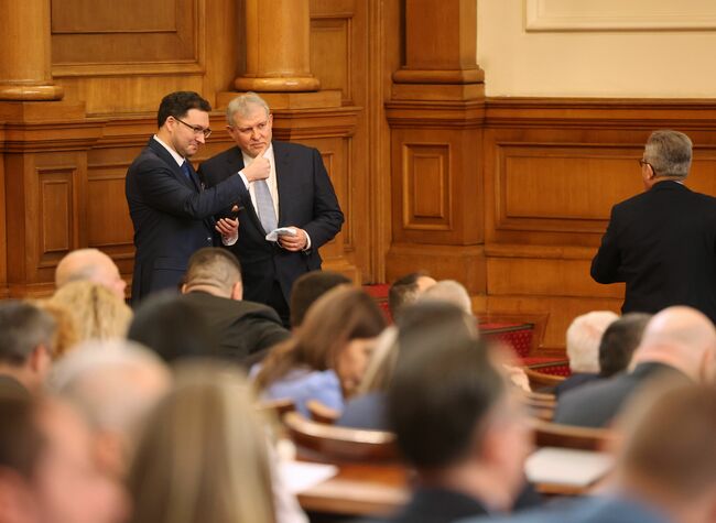 Формациите от управляващата коалиция се разделиха в позициите си по промените в закона за Комисията по досиетата