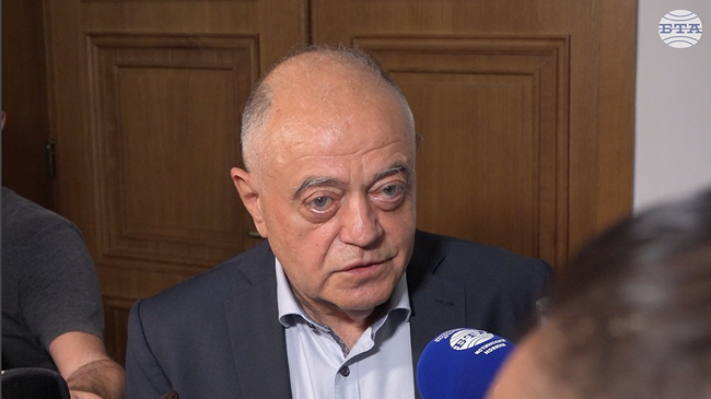 Руското посолство няма законово основание за владеене на имота на брега на язовир "Искър", каза Атанас Атанасов