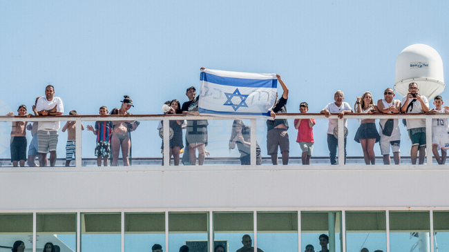 Демонстранти влязоха в сблъсък с полицията в Гърция заради пристигането на израелски туристи 
