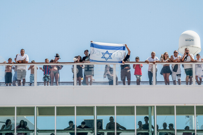 Демонстранти влязоха в сблъсък с полицията в Гърция заради пристигането на израелски туристи 