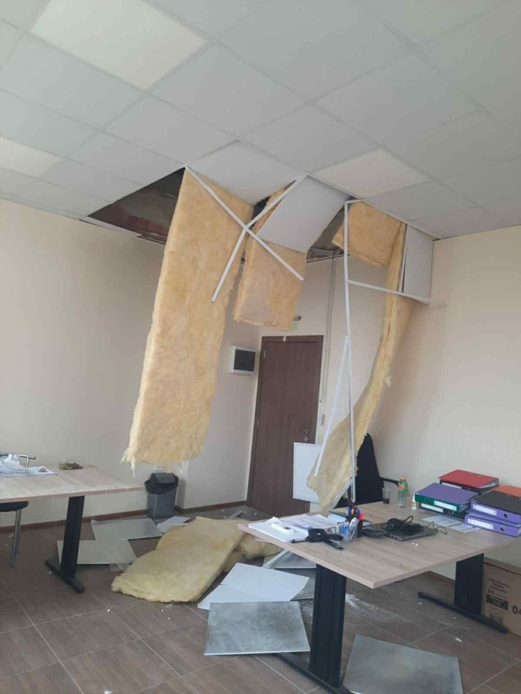 Окаченият таван на бившето училище в село Анево и настоящо кметство се срути, съобщиха от Община Сопот