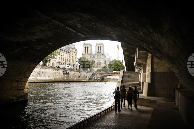 "Ес енд Пи" намали изненадващо кредитния рейтинг на Франция на фона на политическата нестабилност