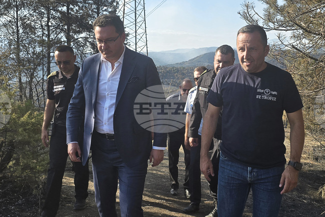 Над 180 души работят в района на пожара над село Илинденци, до голяма степен пламъците в Хасковско и Ямболско са овладени, каза Даниел Митов