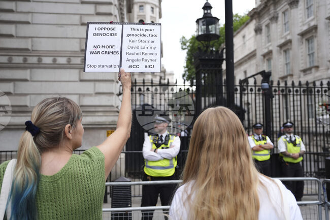 Великобритания забранява протестите пред домовете на публични личности с нов закон