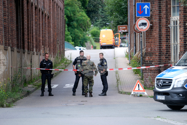 Трима мъже бяха арестувани в Германия по подозрения, че са замесени в крайнодясен заговор