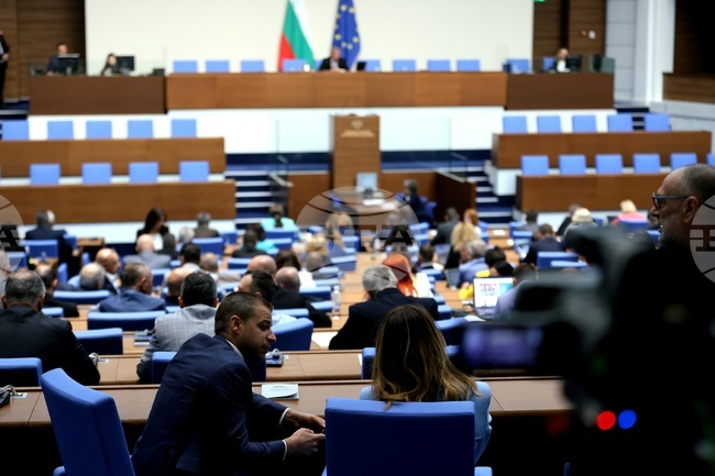 Депутатите обсъждат на второ четене промени в закона за морските пространства