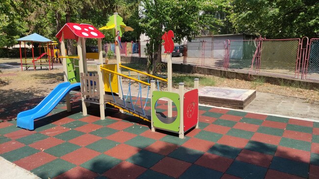 Ремонтираха още няколко детски площадки в Сливен 