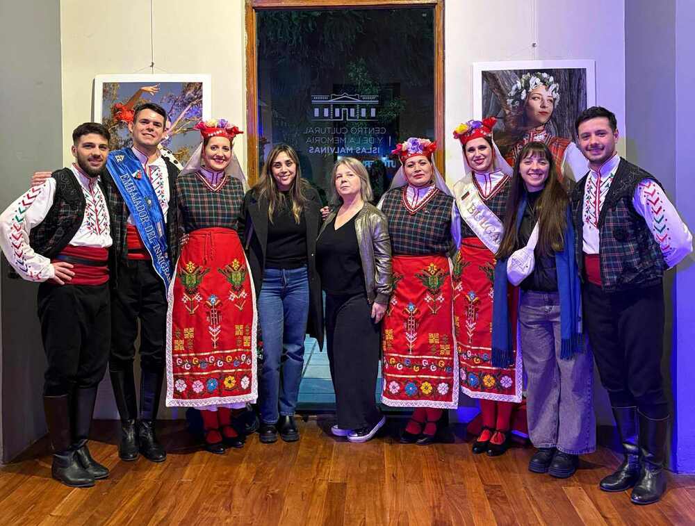 Танцьори от състав „Седянка“ към Българско дружество „Иван Вазов“ участваха в откриването на фотографска изложба в Берисо, Аржентина