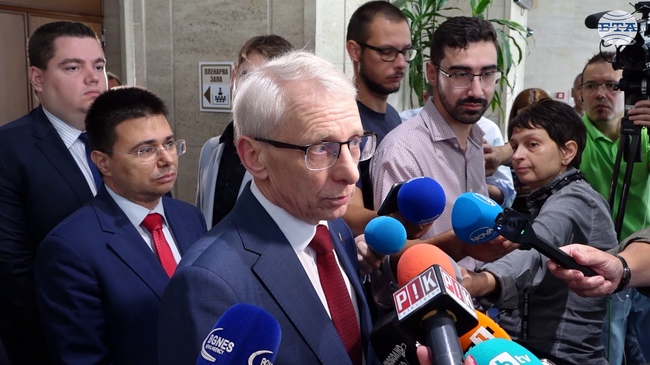 Трета година сме в една и съща ситуация, коментира Николай Денков обстановката с пожарите в страната