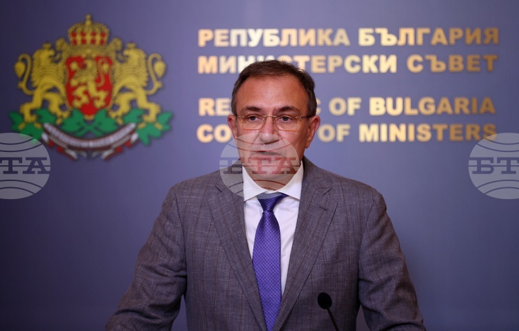 One in Four Pensioners to Receive Christmas Bonus, Labour Minister Says