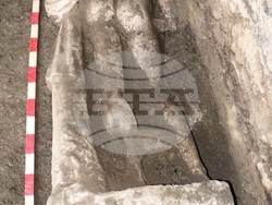 Доц. д-р Христо Попов, Дмиитър Бръчков и проф. д-р Людмил Вагалински ще представят реставрираната статуя от Хераклея Синтика. Снимка: НАИМ-БАН