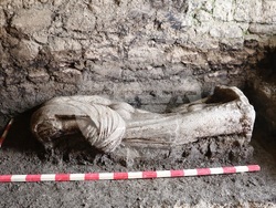 Доц. д-р Христо Попов, Дмиитър Бръчков и проф. д-р Людмил Вагалински ще представят реставрираната статуя от Хераклея Синтика. Снимка: НАИМ-БАН