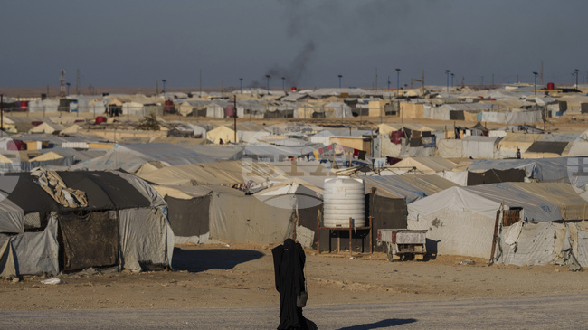 Кюрдските Сирийски демократични сили се оттеглят от лагера "Ах Хол" в Североизточна Сирия, където са настанени роднини на бойци от "Ислямска държава"