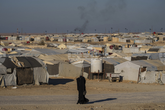 Кюрдските Сирийски демократични сили се оттеглят от лагера "Ах Хол" в Североизточна Сирия, където са настанени роднини на бойци от "Ислямска държава"