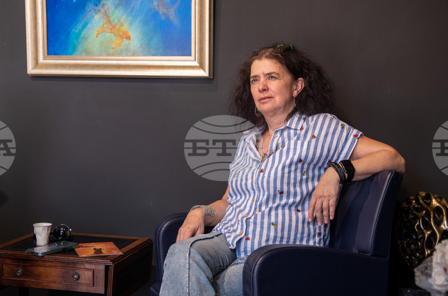 Ако хората се стремят към по-високи мечти за себеизграждане, светът ни ще е по-добър, каза за БТА художничката Елена Стоева 