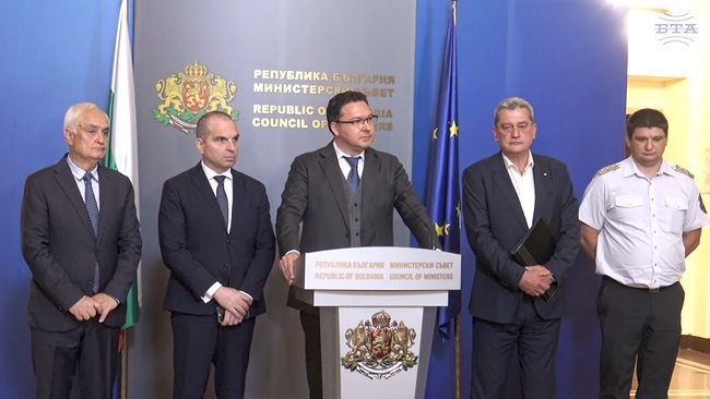 Има и противопожарна техника, има и хора, каза министърът на вътрешните работи Даниел Митов