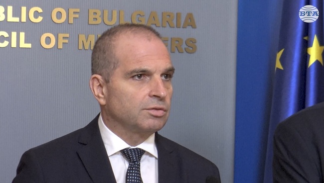 Работим по надграждане на съществуващата медицинска помощ по въздух с допълнителни способности, каза министър Караджов