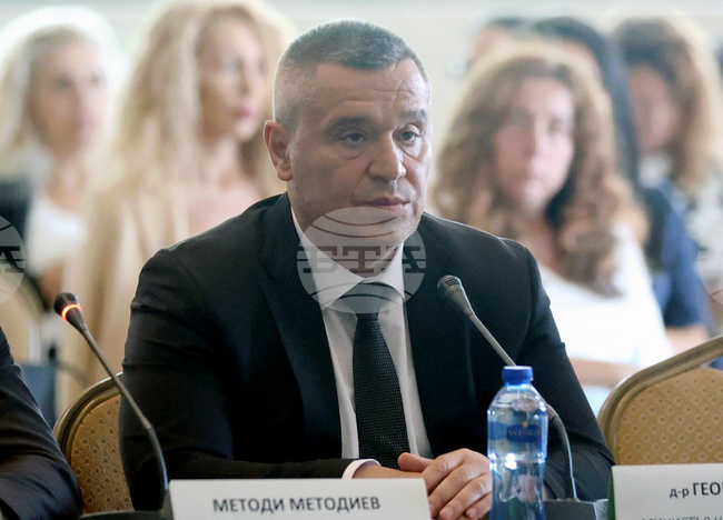 Сектор "Земеделие" отдавна е в еврозоната, затова преходът му ще бъде по-лесен, каза министър Тахов