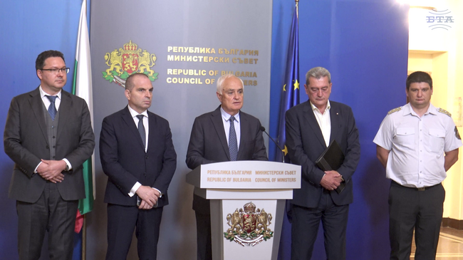 Всички модули от Сухопътните, Военноморските и Военновъздушните сили са приведени в готовност за гасене на пожарите, каза министър Запрянов