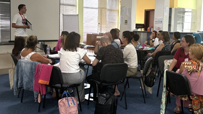 Над 450 учители и директори от 44 училища започнаха обучението си по програма “Училища за пример” на фондация “Заедно в час”