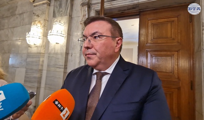 Каквото и да е решението след законопроекта за изменение и допълнение на Закона за лечебните заведения, действието му ще бъде от началото на януари 2026 година, заяви проф. Костадин Ангелов