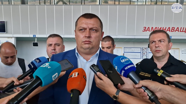 Спокойна е обстановката с пожарите в Ямболска и Хасковска област, най-критичната точка е в Струмяни, каза зам.-министър Тони Тодоров