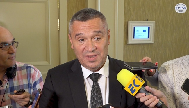 Сектор "Земеделие" отдавна е в еврозоната, затова преходът му ще бъде по-лесен, каза министър Тахов