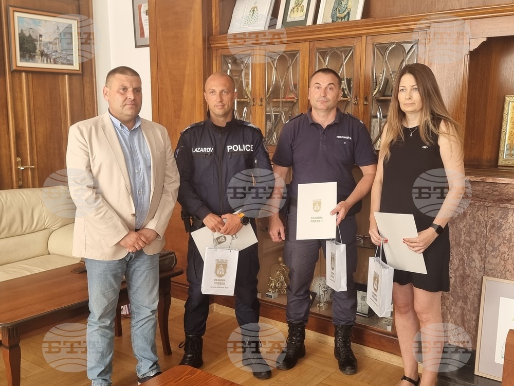 Кметът на Плевен отличи полицаите, помогнали на деветгодишно дете, пострадало при инцидент