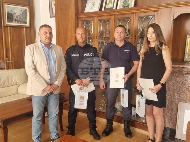 Кметът на Плевен отличи полицаите, помогнали на деветгодишно дете, пострадало при инцидент