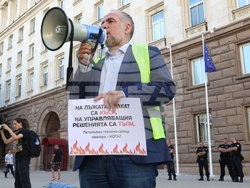 Жители на Трън и района - протест - пожар