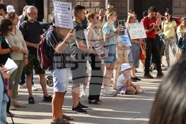 Жители на Трън и района - протест - пожар