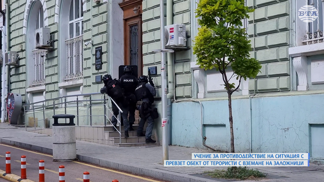 Полицаи обезвредиха „терористи“, взели заложници в Областната управа във Варна, по време на учение