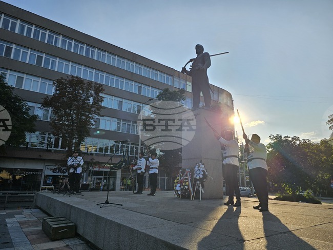 Русенци отдадоха почит на Стефан Караджа 