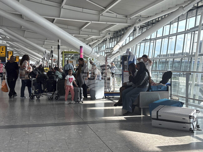 Четвърти терминал на летище Хийтроу поднови работа след временно спиране заради инцидент