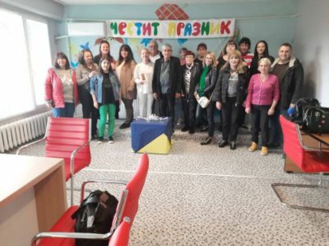 Центърът за специална образователна подкрепа в Перник започна кампания по набиране на средства за закупуване на маси и столове