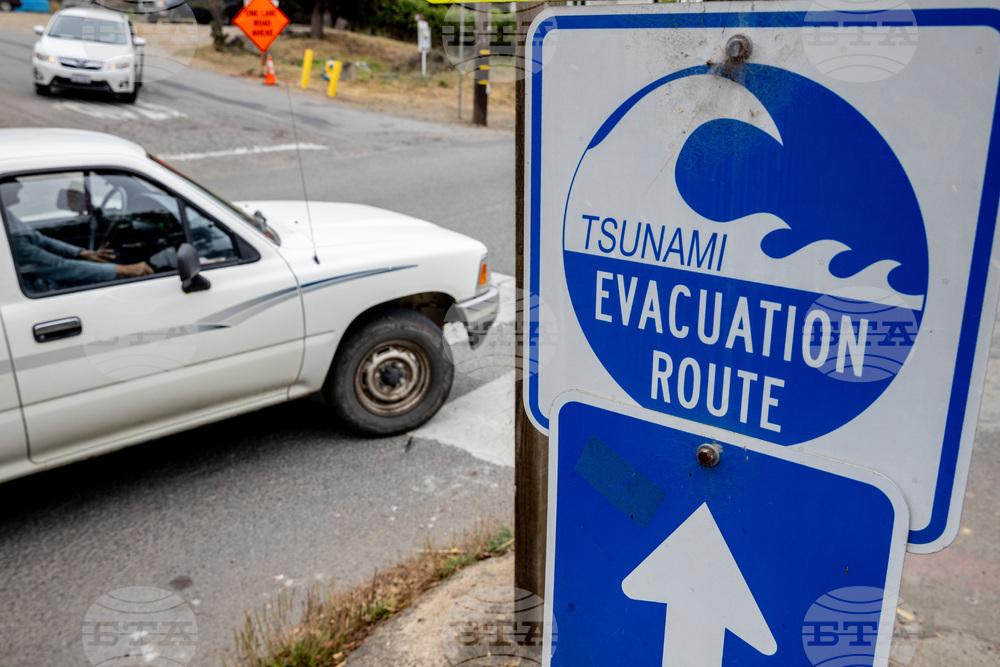 На много места тревогата за цунами след мощното земетресение на полуостров Камчатка беше отменена