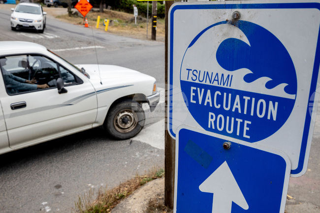 На много места тревогата за цунами след мощното земетресение на полуостров Камчатка беше отменена 