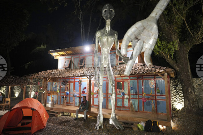  Едномесечен фестивал за почитателите на НЛО се проведе в Индонезия