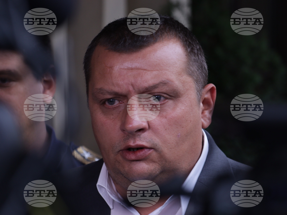Пожарите в област Ямбол и Сливен са овладени, в района на Струмяни вали дъжд, каза зам.-министър Тони Тодоров