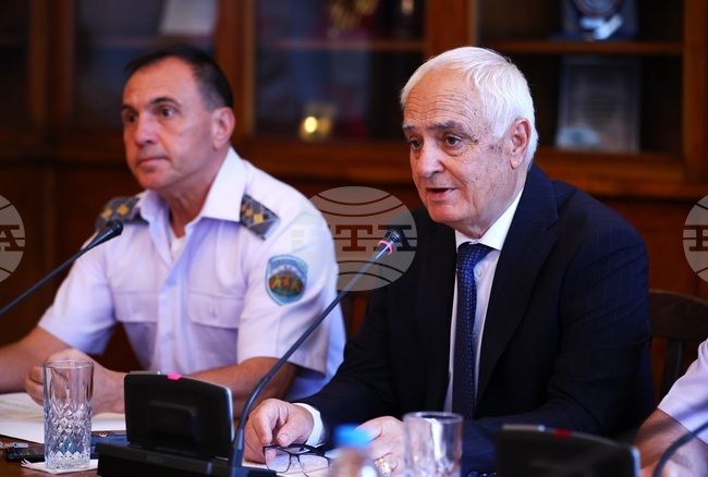 Гледаме с оптимизъм да завършим успешно конкурсите за наемане на 1000 военнослужещи през тази година, каза министър Атанас Запрянов 