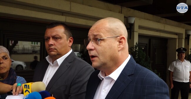 Пожарите в област Ямбол и Сливен са овладени, в района на Струмяни вали дъжд, каза зам.-министър Тони Тодоров