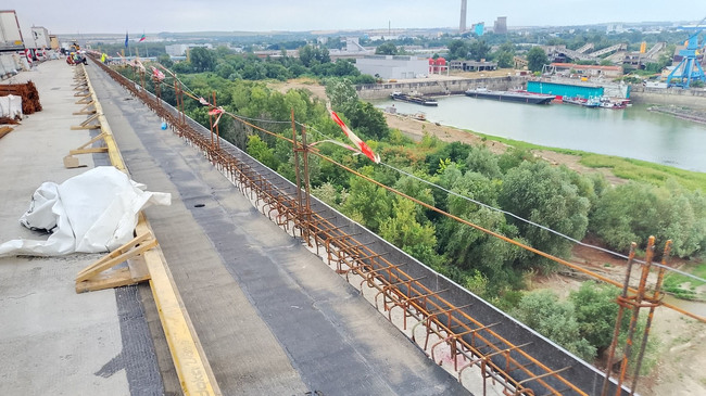 АПИ: Завърши монтажът на всички корнизни панели в участък с дължина 320 м от Дунав мост при Русе